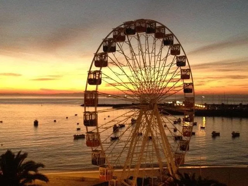 Noria Berral frente al mar al atardecer