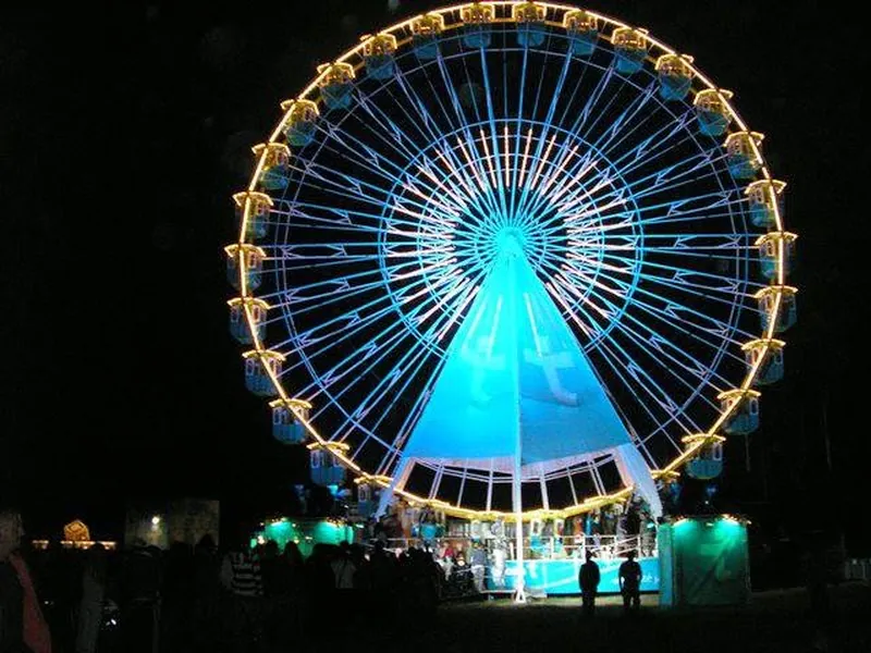 Noria Berral iluminada en color azul durante la noche