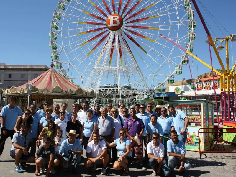 Equipo de Berral Atracciones frente a una de sus norias