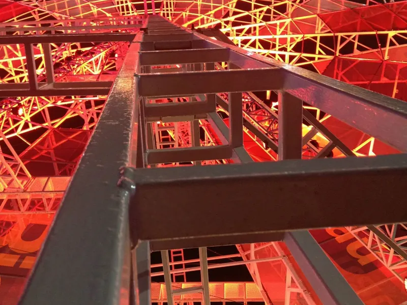 Detalle de la estructura iluminada de una noria Berral
