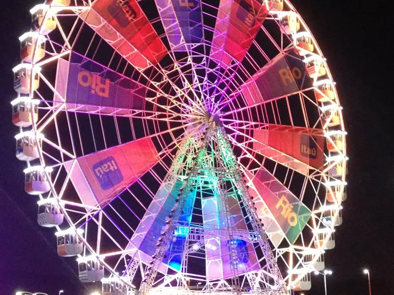 Noria Berral personalizada e iluminada en un evento nocturno